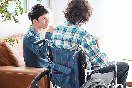 工作青年残疾人坐轮椅的人图片