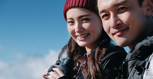 女约会观光客富士山视图徒步旅行夫妇图片