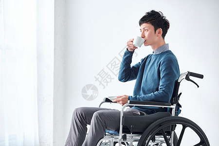 屏障职员吃饭坐轮椅的人图片