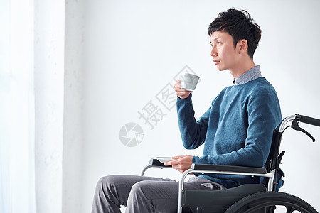独自生活雇员办公室坐轮椅的人图片