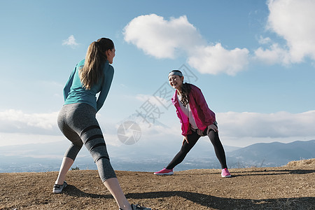 年轻美女户外跑步运动图片