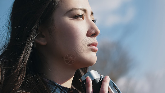 人类留白背包客女相机拍摄肖像图片