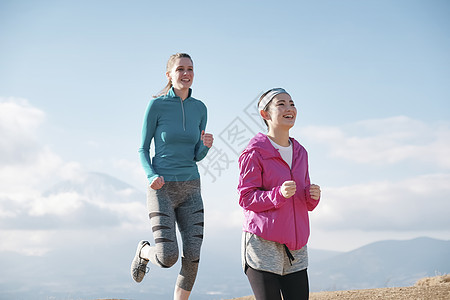 年轻美女户外跑步图片