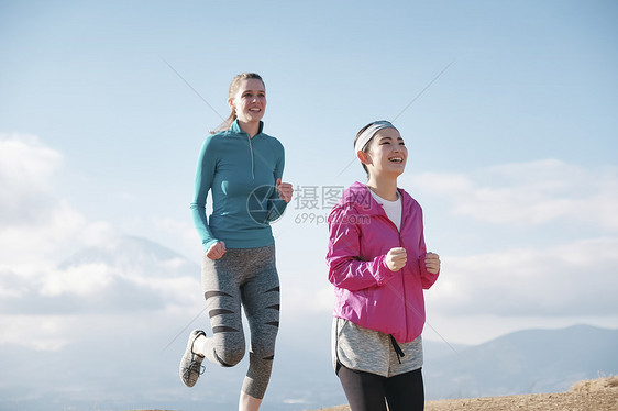 年轻美女户外跑步图片