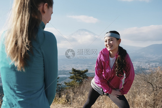 运动蓝天蓝蓝的天空富士外国人女子健身图片