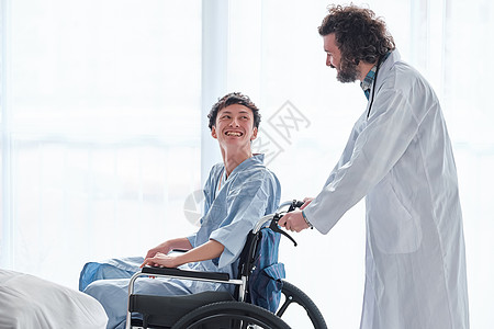 体格检查残疾人胸像坐在轮椅上的男人图片