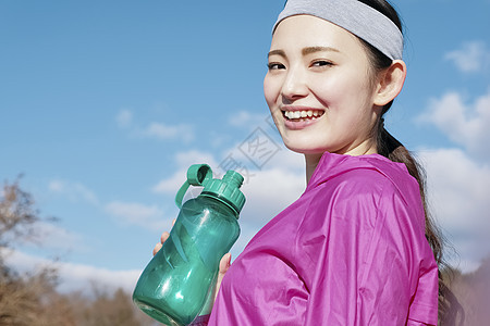 室外亚洲女生女子运动补水图片