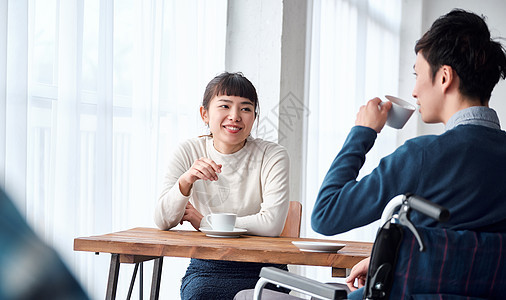 咖啡杯困难男人们轮椅男女图片