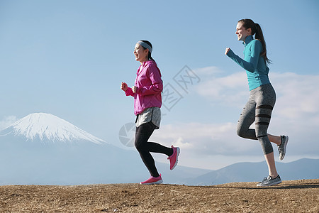 蓝天笑脸乐趣富士外国人女子跑步图片
