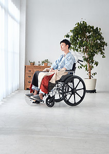 室内全身生活轮椅男图片