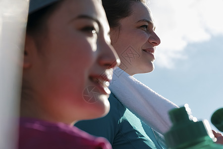 朋友休假运动饮料外国人女人健身补水图片