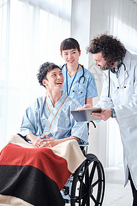 体格检查阻力临床检查坐在轮椅上的男人图片