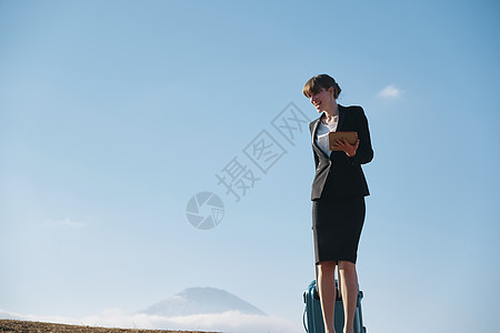 蓝蓝的天空蓝天看女商人外国人商务旅行图片