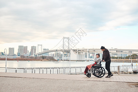 有缺陷的生活资料困难轮椅妇女和男子图片