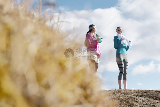打破休息云富士山外国人女子健身补水图片