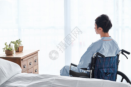 骨伤半场时间故障坐在轮椅上的男人图片