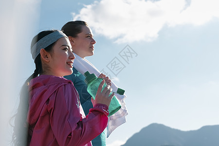 蓝天运动白人外国人女人健身补水图片