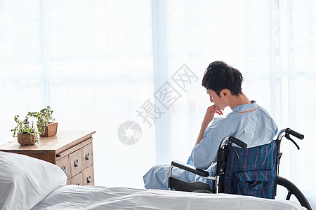 困难留白混乱坐在轮椅上的男人图片