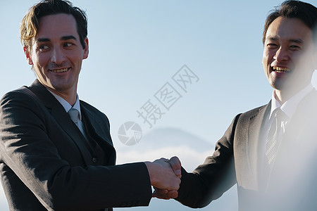 全球企业商人握手合作图片