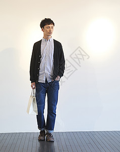 男人逛街图片素材