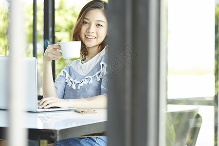 咖啡馆喝咖啡的女青年图片