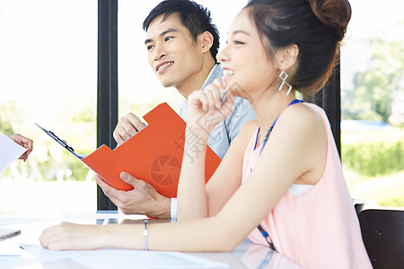 参与商务会议的成年女子图片