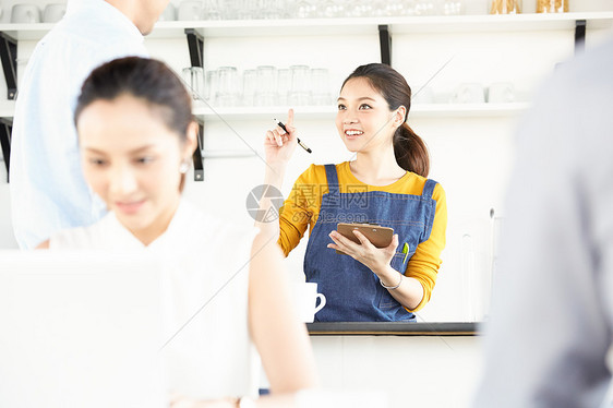 咖啡馆工作的年轻女子图片