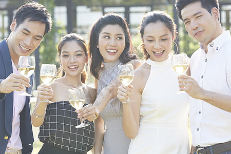 户外派对拿着酒杯的年轻男女图片