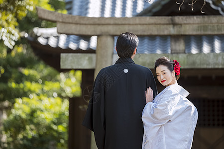 鸟居日本礼服婚礼新娘和新郎背景