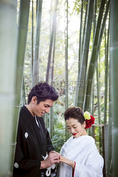 日式日本礼服婚礼新娘和新郎图片
