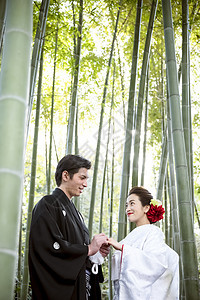 竹林中日本礼服婚礼新娘和新郎图片
