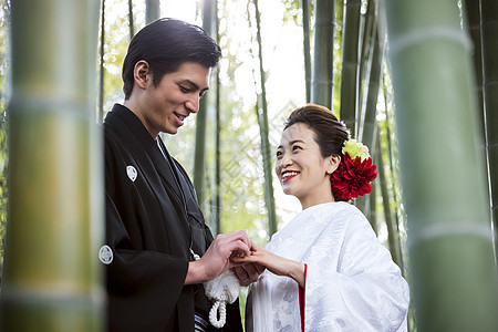 户外日本礼服婚礼新娘和新郎图片