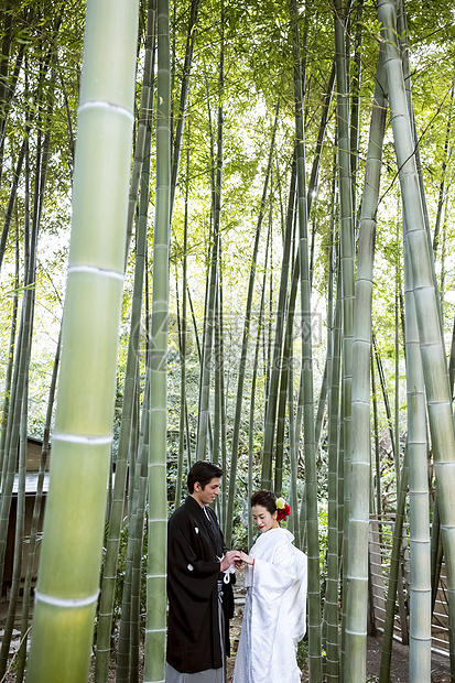 日本礼服婚礼新娘和新郎图片