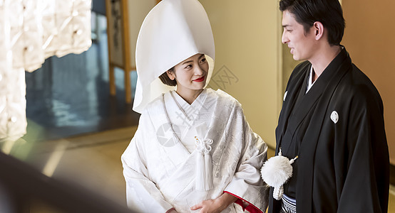 穿着日本婚礼礼服微笑的夫妇图片