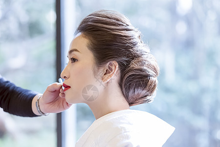 日本婚礼做发型化妆的年轻女子图片
