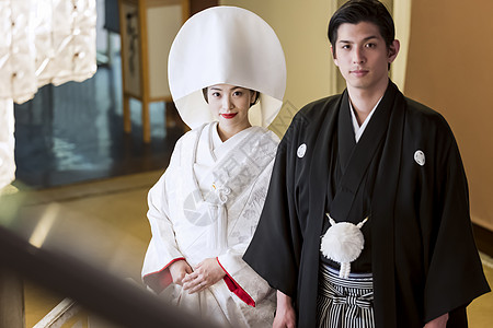 穿着日本婚礼礼服的新娘和新郎图片