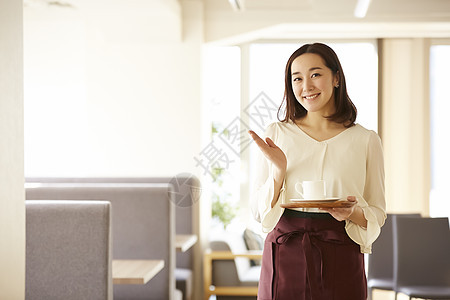 咖啡馆工作的年轻女子图片