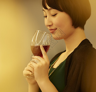 年轻女人在喝红酒图片
