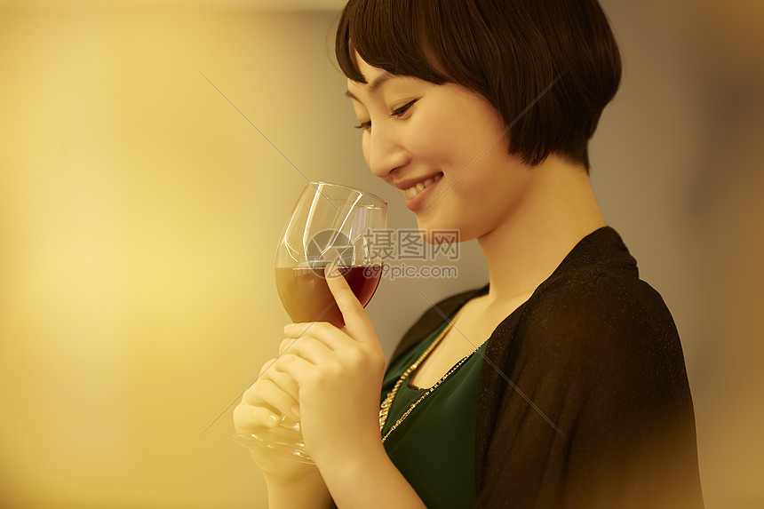 年轻女人在喝红酒图片