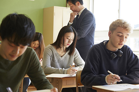 大学生课堂认真学习图片