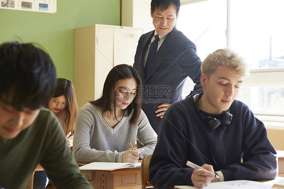 大学生课堂认真学习图片