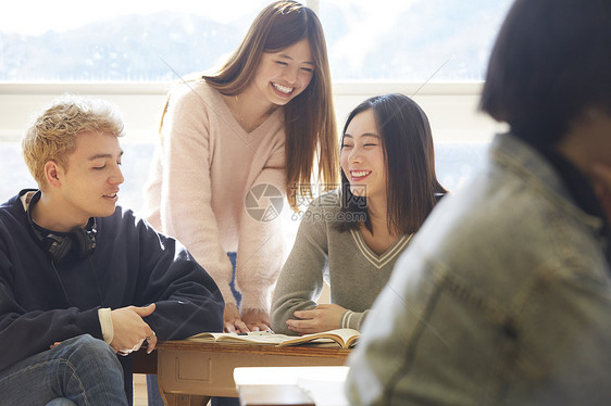 四个人享受亚洲学校国际度假时间图片