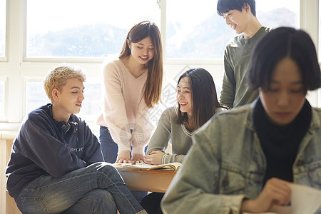 大学生课堂讨论图片