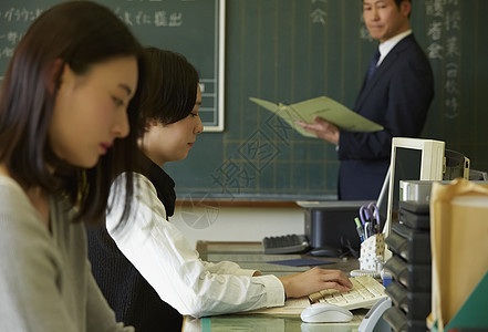 大学生课堂认真学习图片