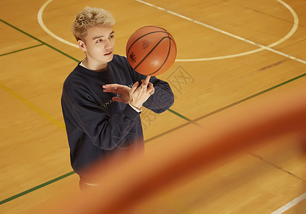 玩篮球的青年男子图片