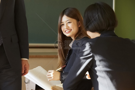 微笑的高中女生图片