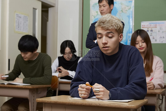 老师监督学生在教室上自习课图片