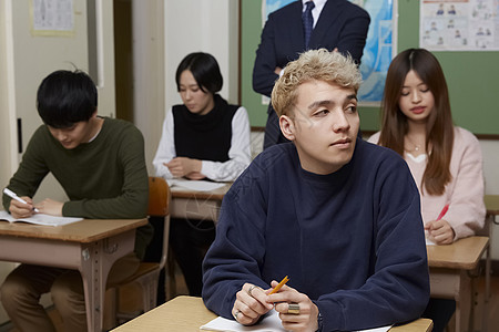 老师监督学生在教室上自习课图片