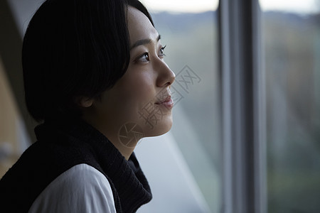 思考的女学生图片