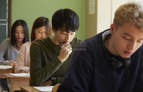 认真学习的男生图片